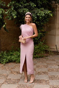Vestido midi drapeado asimétrico rosa nude