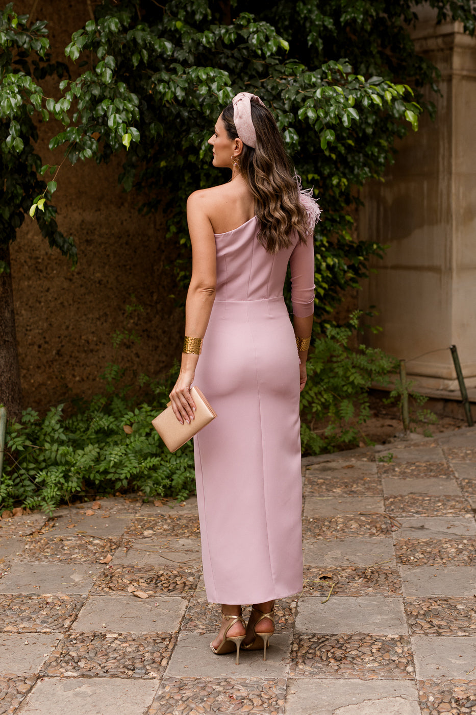 Vestido midi drapeado asimétrico rosa nude