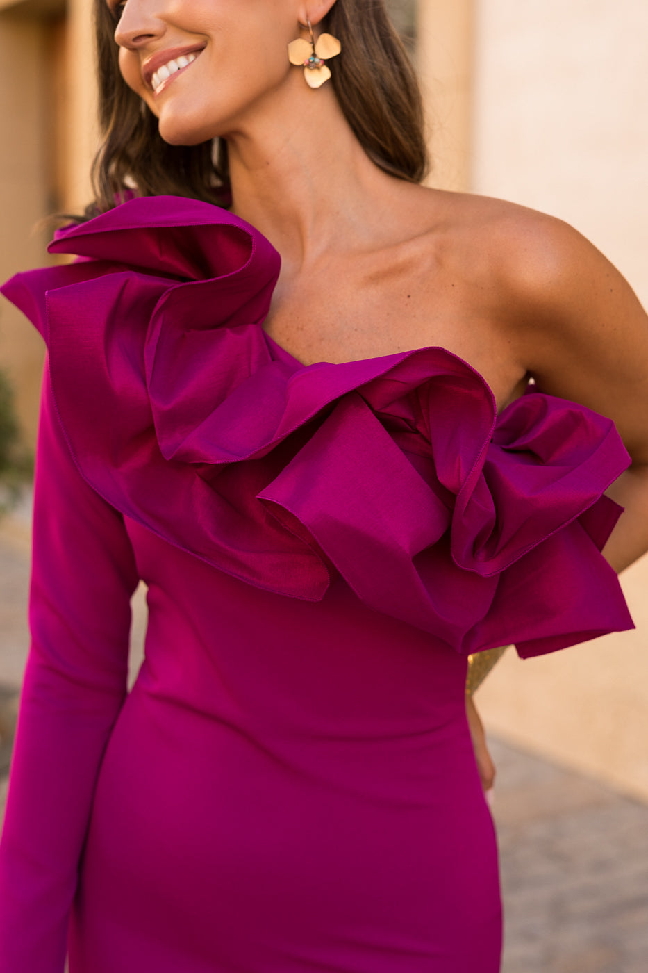 Vestido asimétrico manga larga con volante