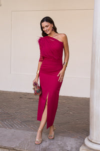 Vestido midi drapeado asimétrico cereza
