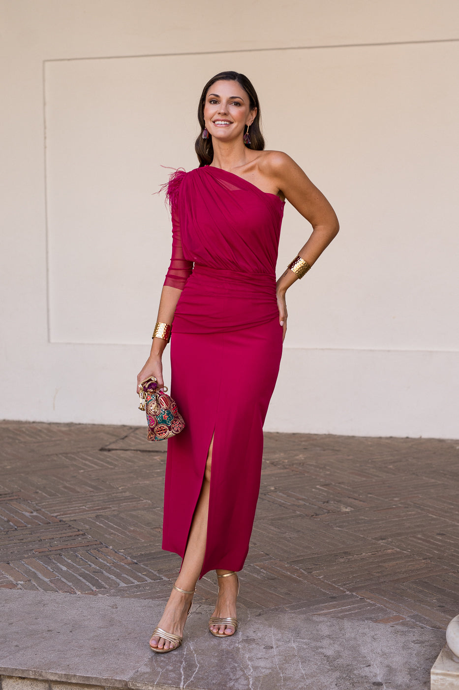 Vestido midi drapeado asimétrico cereza
