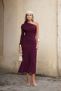 Vestido midi escote asimétrico borgoña