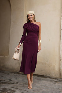 Vestido midi escote asimétrico borgoña