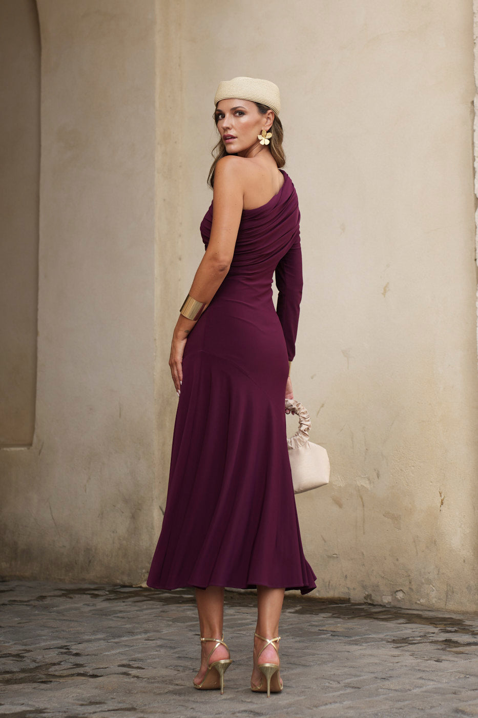 Vestido midi escote asimétrico borgoña