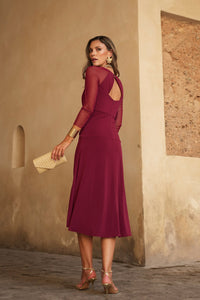 Vestido midi borgoña con falda de vuelo