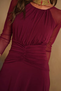 Vestido midi borgoña con falda de vuelo