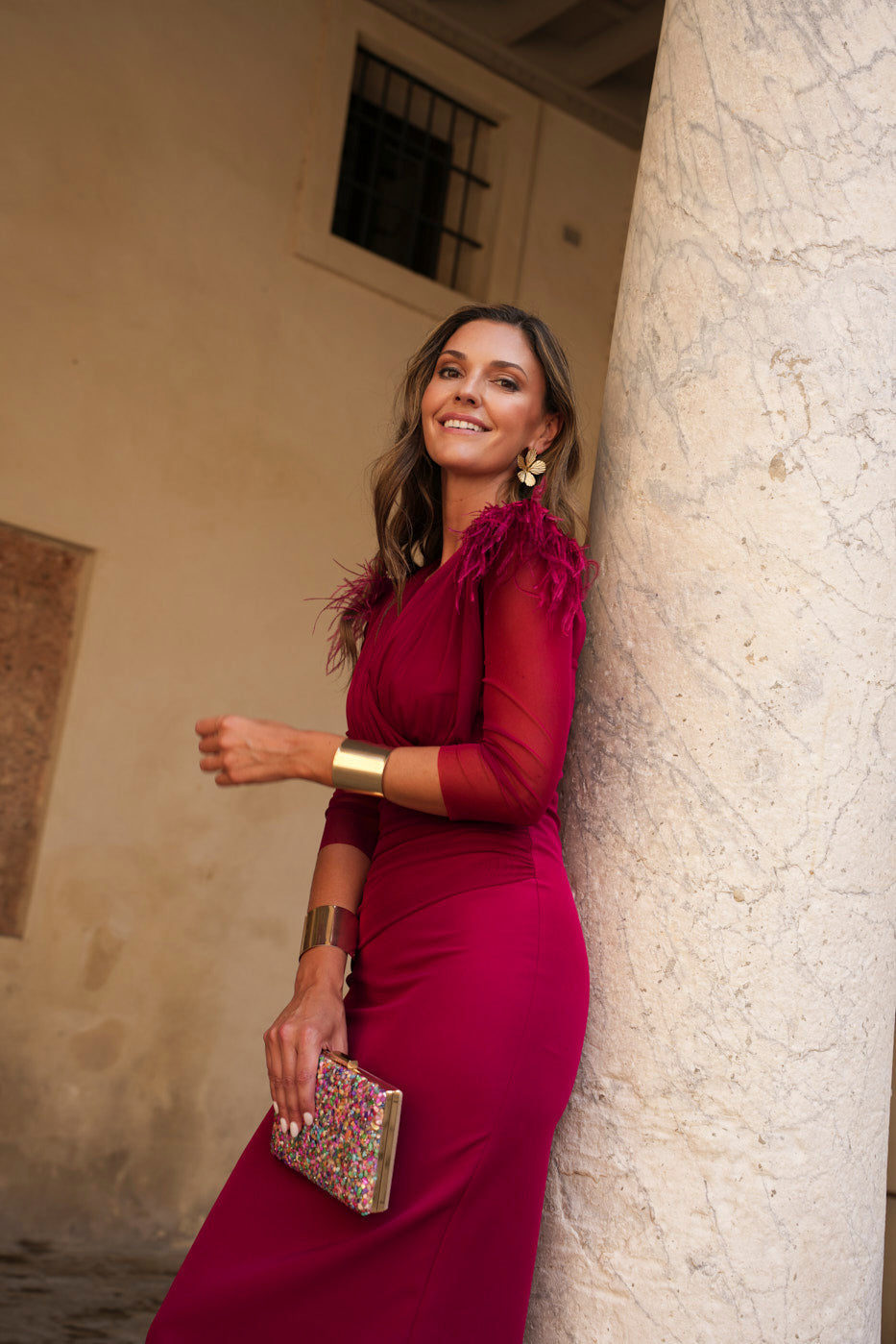 Vestido midi drapeado plumas burdeos