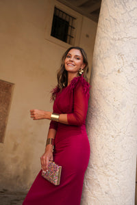 Vestido midi drapeado plumas burdeos