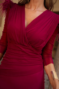 Vestido midi drapeado plumas burdeos