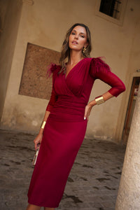 Vestido midi drapeado plumas burdeos