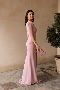 Vestido largo drapeado con escote cruzado rosa nude