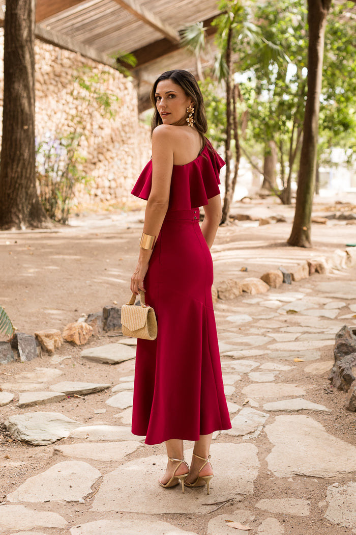 Vestido midi escote asimétrico falda vuelo