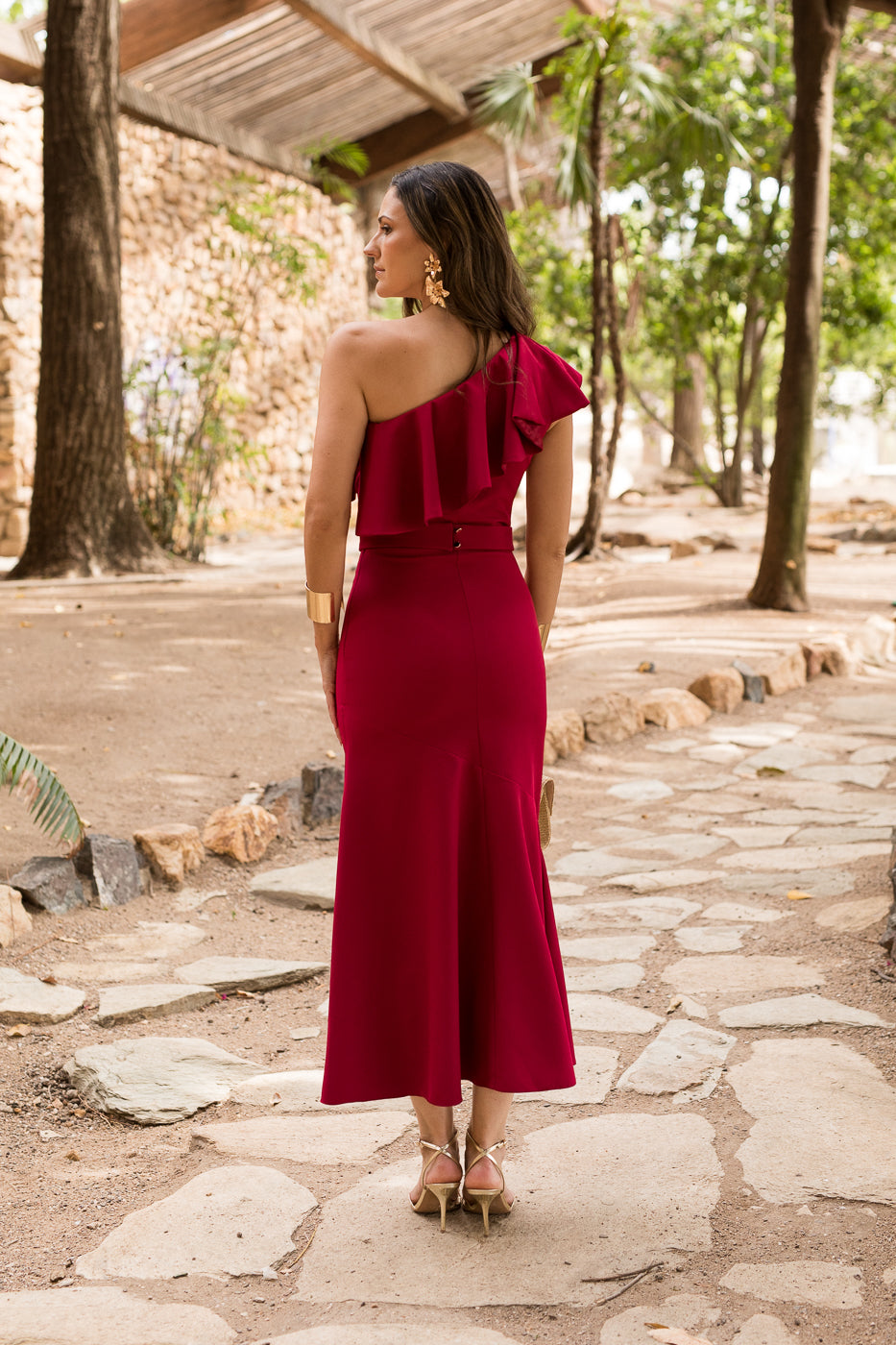 Vestido midi escote asimétrico falda vuelo