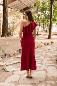Vestido midi escote asimétrico falda vuelo