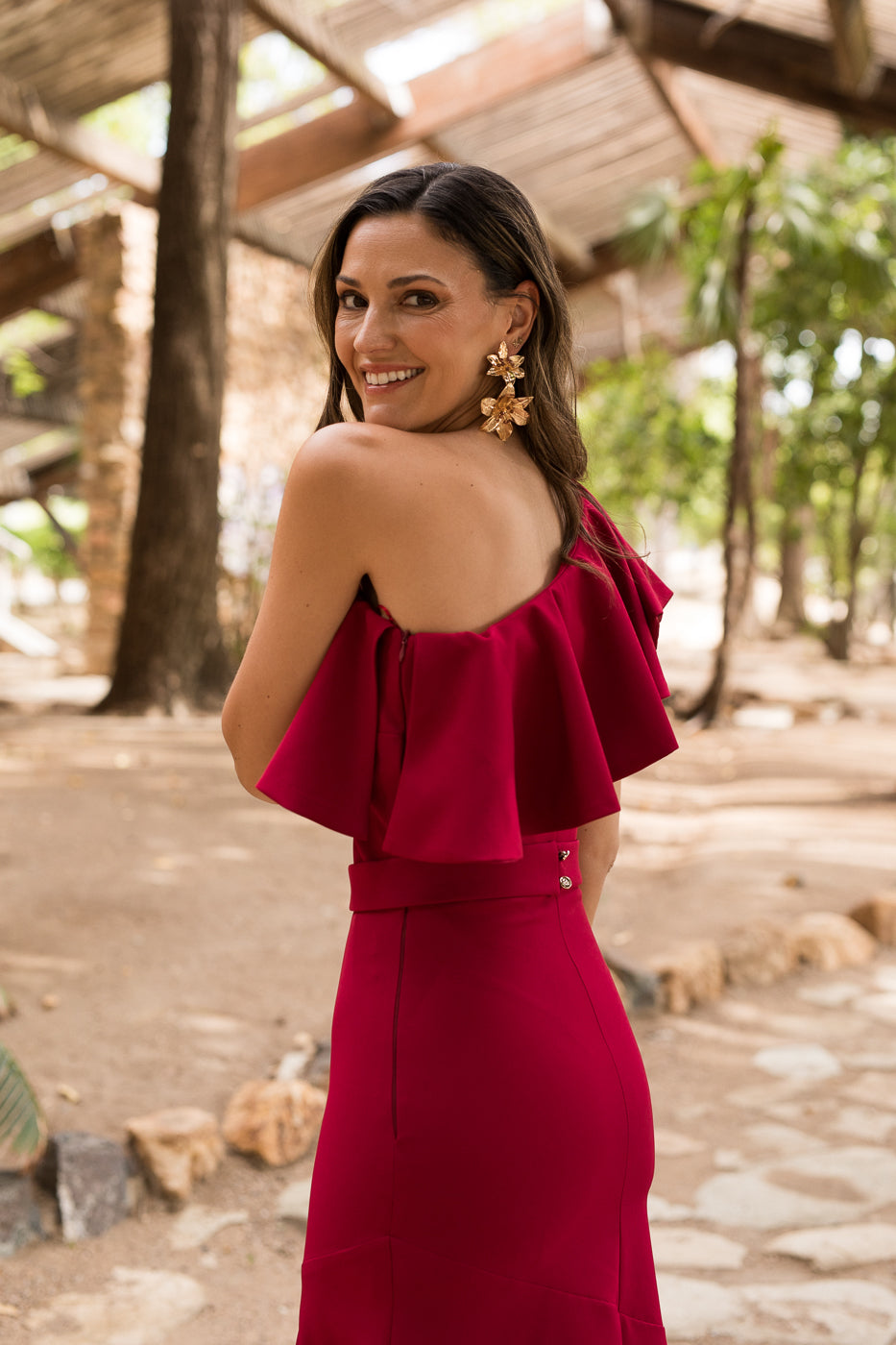 Vestido midi escote asimétrico falda vuelo