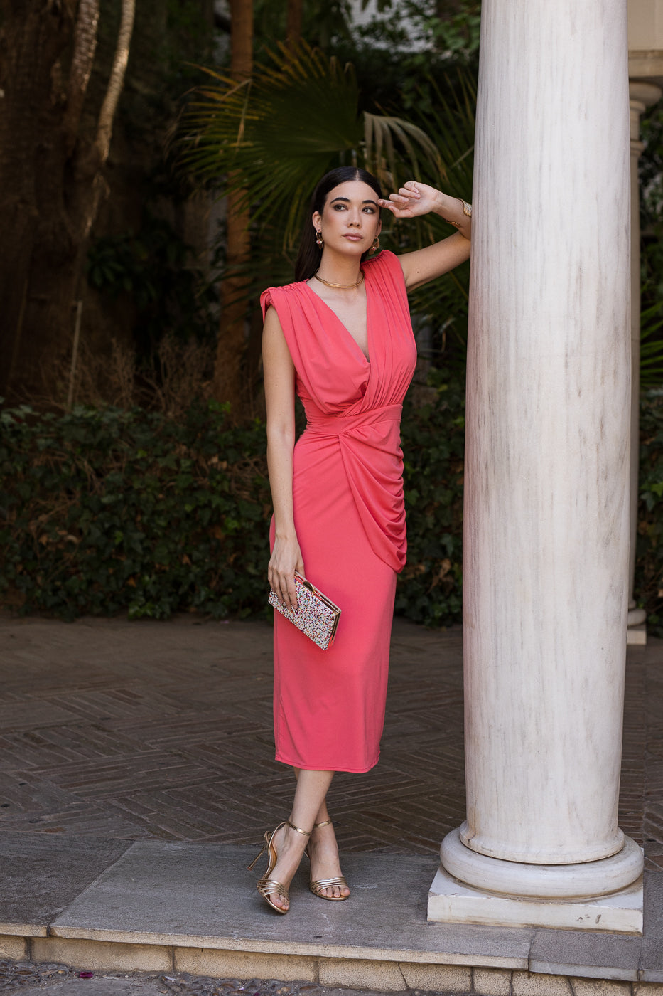 Vestido midi fruncido lateral coral