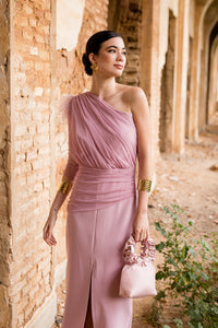 Vestido midi drapeado asimétrico rosa nude
