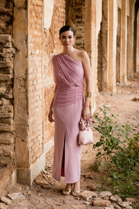 Vestido midi drapeado asimétrico rosa nude