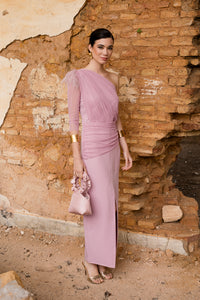 Vestido midi drapeado asimétrico rosa nude