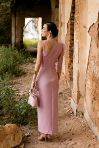 Vestido midi drapeado asimétrico rosa nude