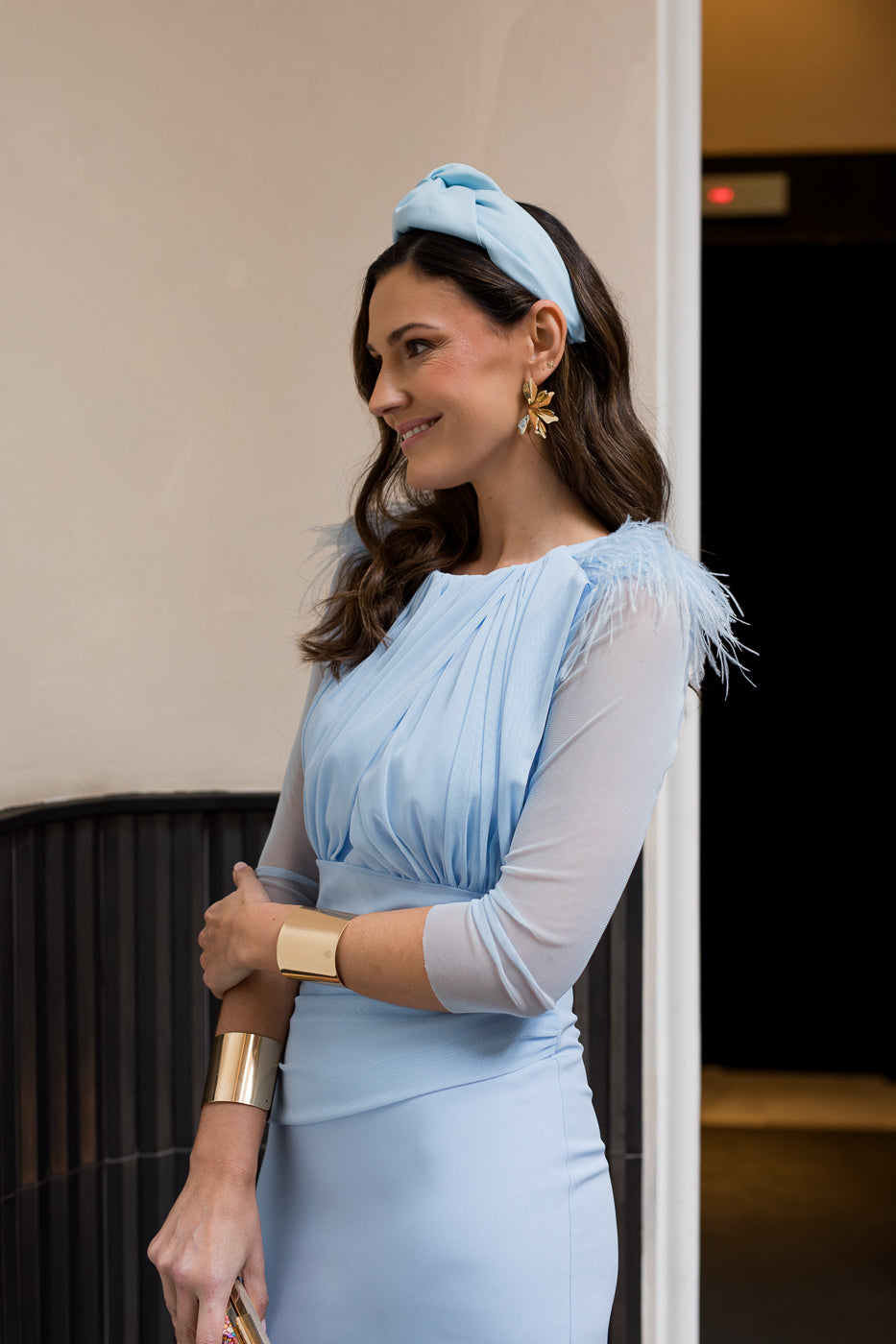 Vestido midi drapeado celeste con plumas en hombros