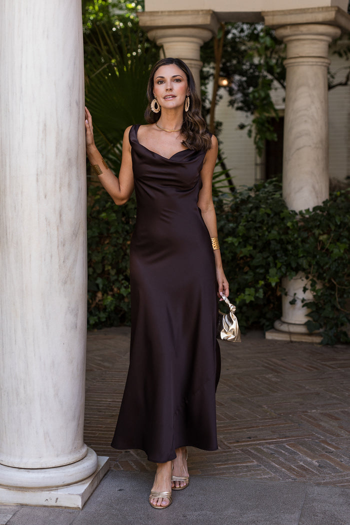 Vestido midi escote cascada chocolate