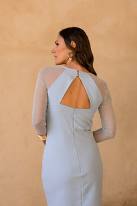 Vestido midi drapeado con mangas de tul celeste