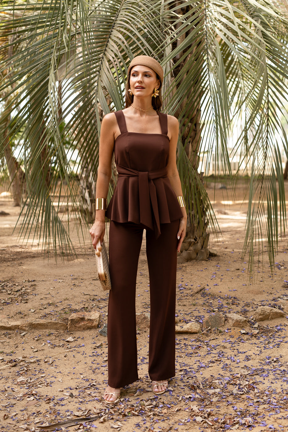 Traje pantalón palazzo con blusa peplum chocolate