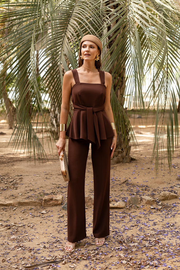 Traje pantalón palazzo con blusa peplum chocolate