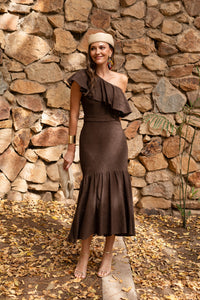 Vestido midi escote asimétrico volante