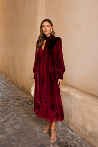 Vestido midi multivolantes burdeos