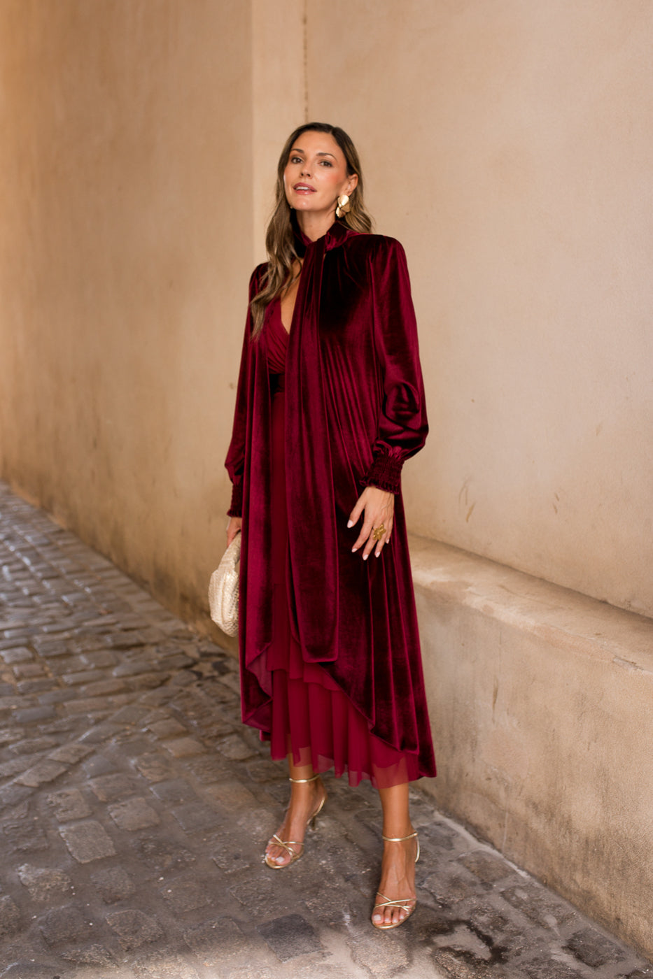 Vestido midi multivolantes burdeos