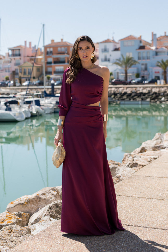 Vestido largo escote asimétrico cut out berenjena