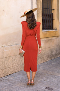 Vestido midi fruncido lateral con hombreras teja