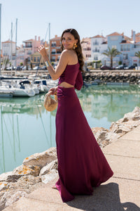 Vestido largo escote asimétrico cut out berenjena