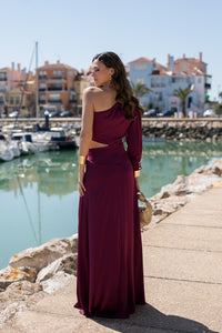 Vestido largo escote asimétrico cut out berenjena