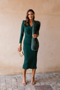 Vestido midi fruncido hombreras verde