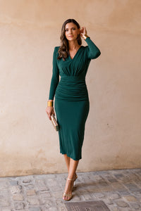 Vestido midi fruncido hombreras verde