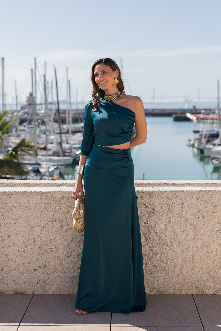 Vestido largo escote asimétrico cut out verde