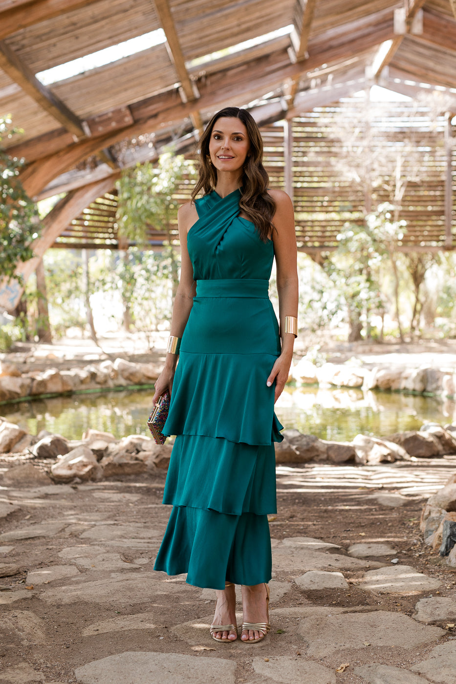 Vestido midi cuello halter multivolantes