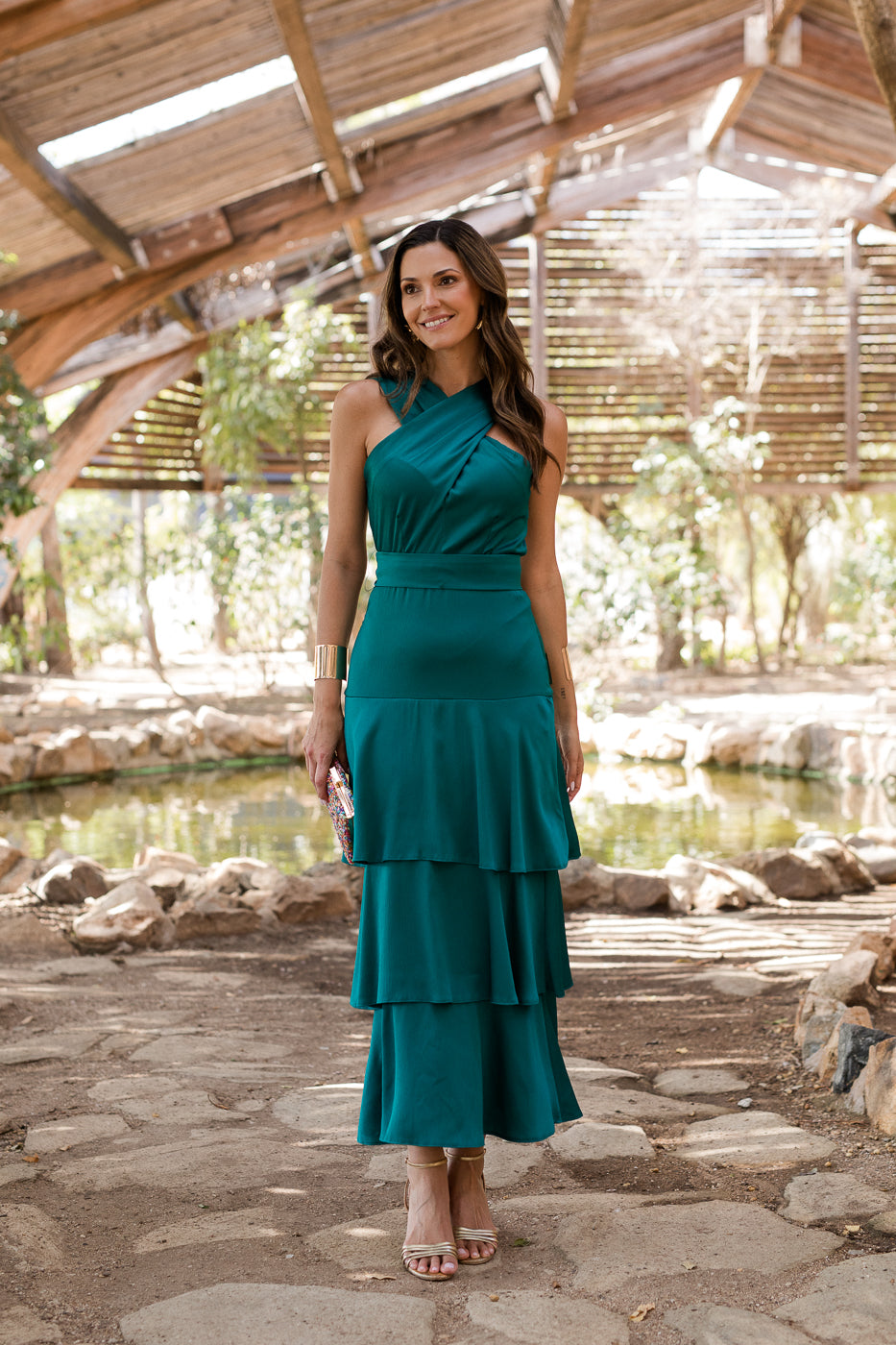 Vestido midi cuello halter multivolantes