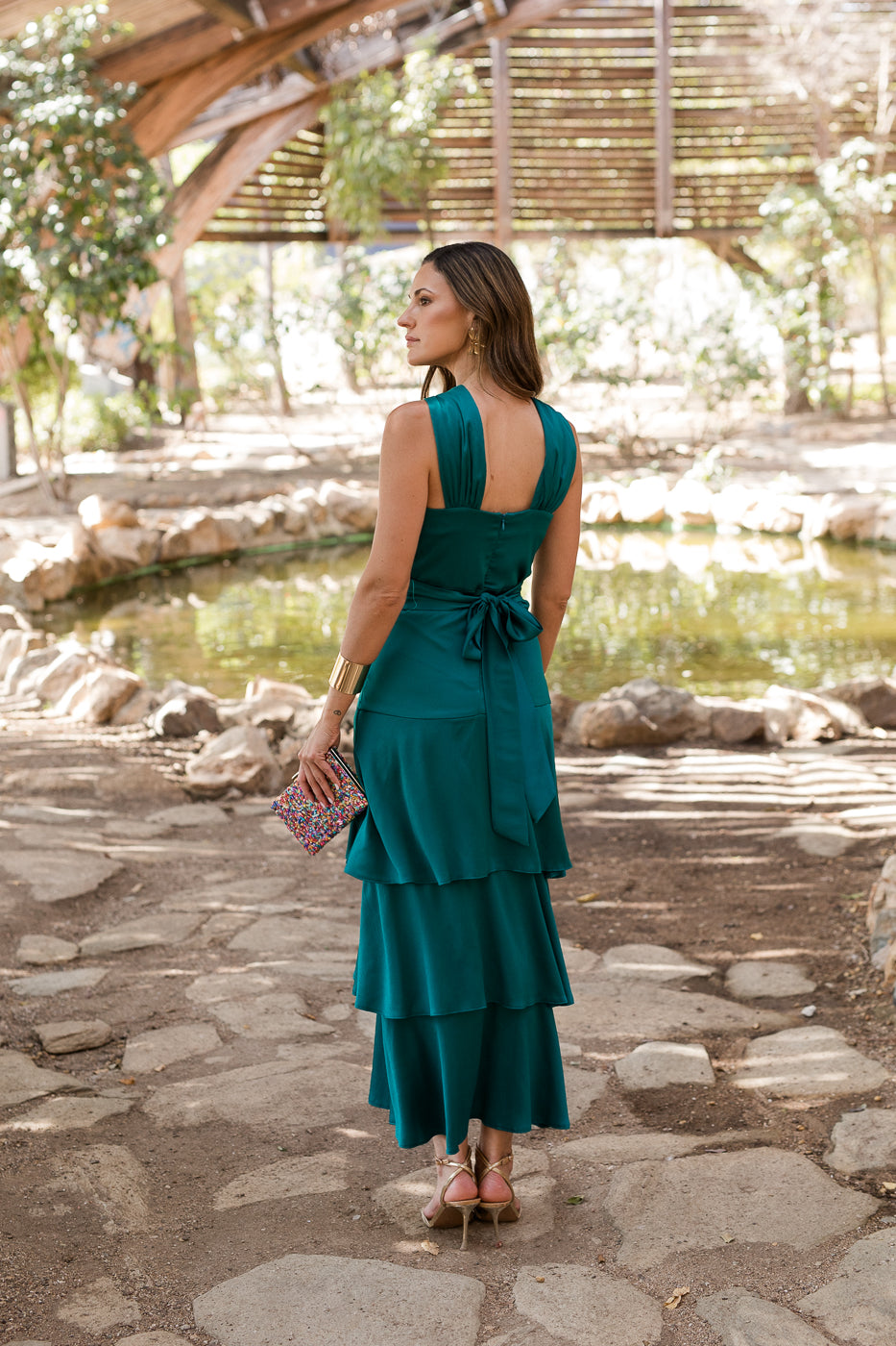 Vestido midi cuello halter multivolantes