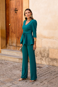 Traje pantalón palazzo con blusa peplum