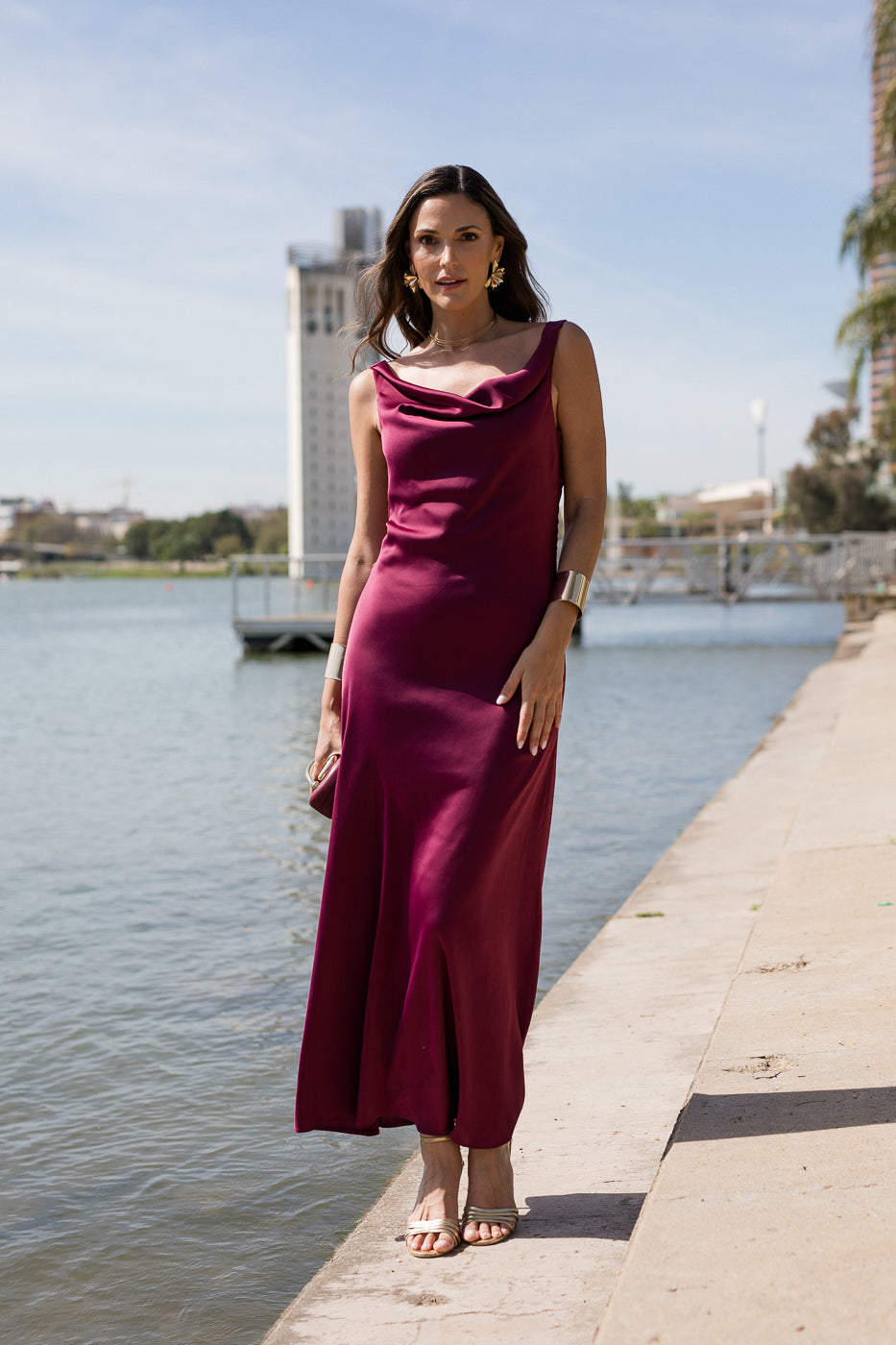 Vestido midi escote cascada cereza