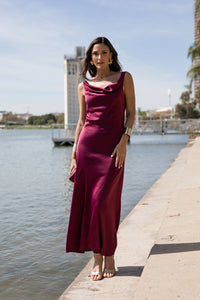 Vestido midi escote cascada cereza