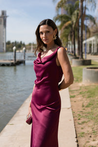 Vestido midi escote cascada cereza