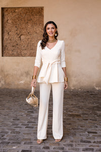 Traje pantalón palazzo con blusa peplum beige