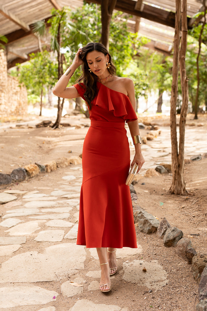 Vestido midi escote asimétrico falda vuelo teja