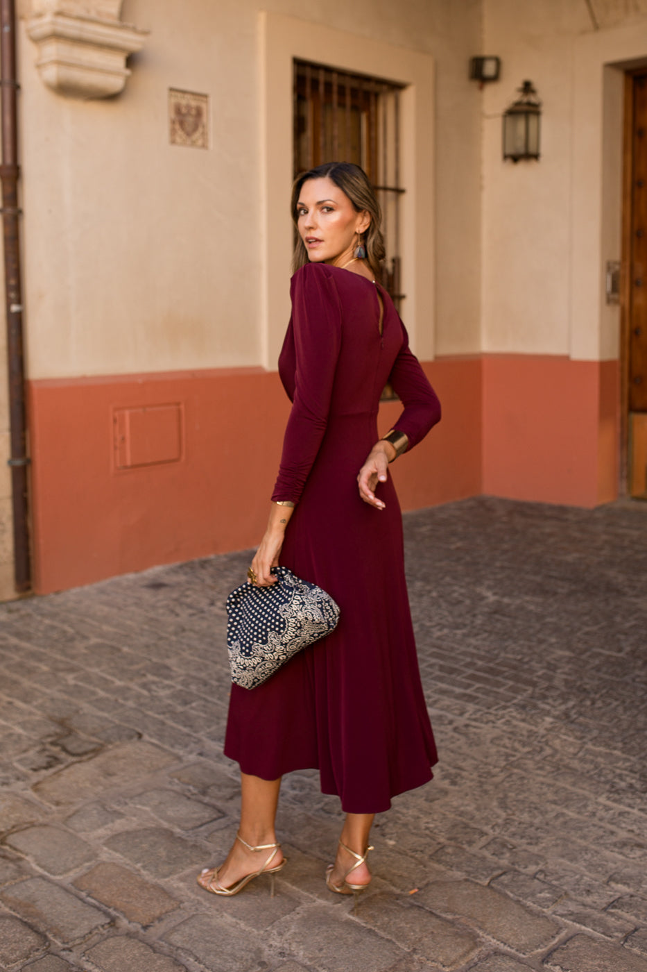 Vestido midi nudo falda vuelo burdeos