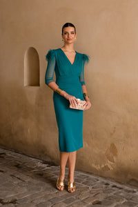 Vestido midi drapeado petróleo con plumas en hombros